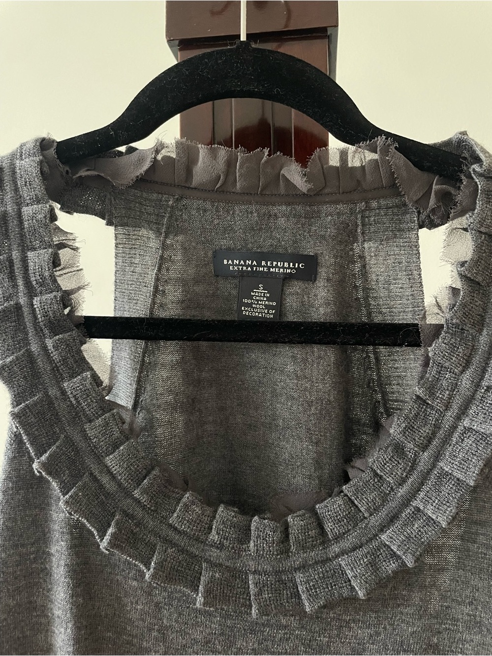 Lightweight Merino wool tank with frill